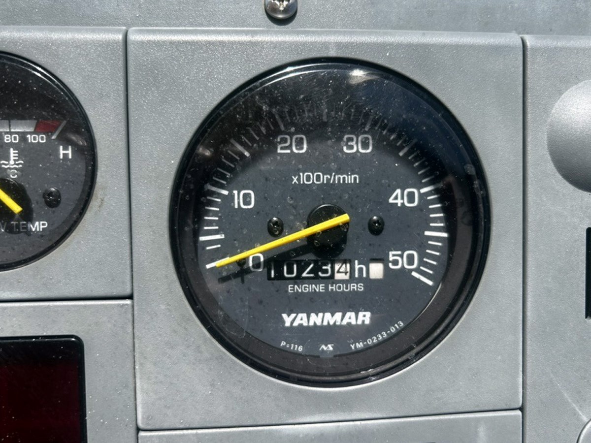 2000 Legacy 28, Engine Hours