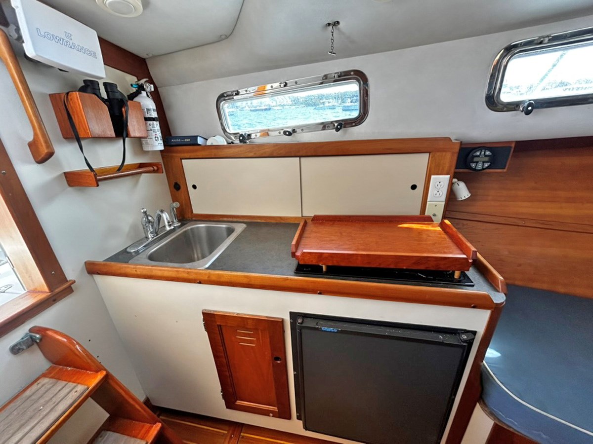 2000 Legacy 28, Galley