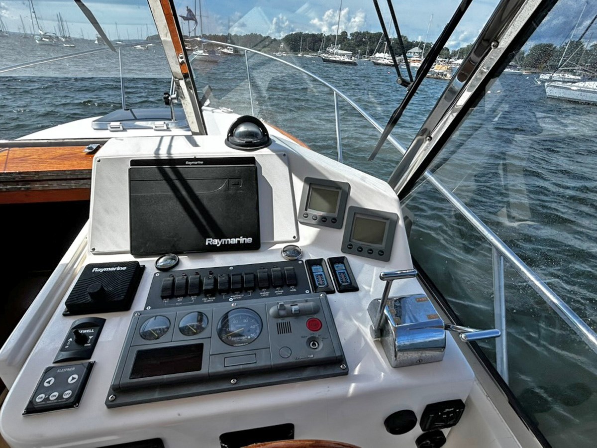 2000 Legacy 28, Helm Detail