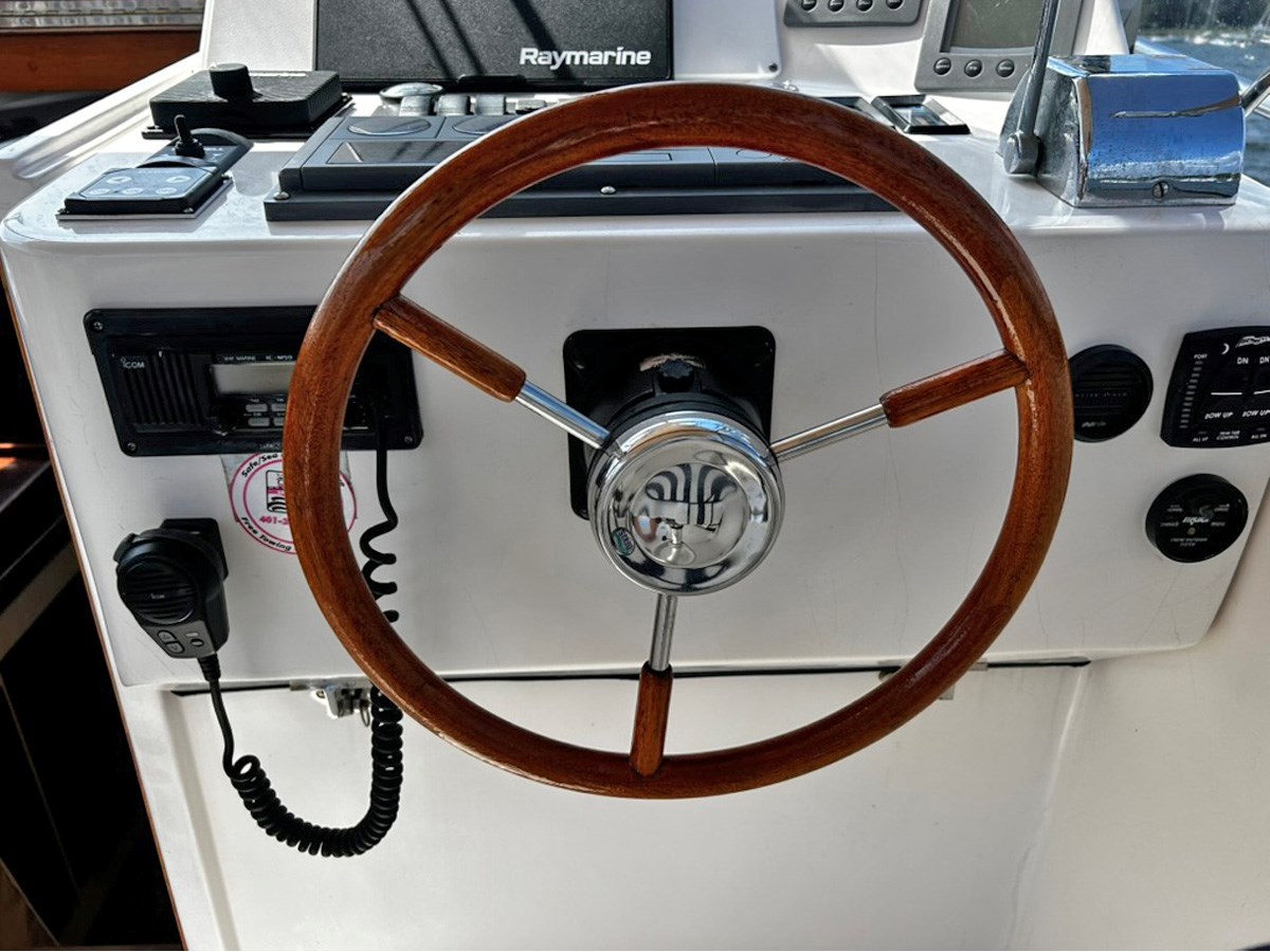 2000 Legacy 28, Helm Wheel