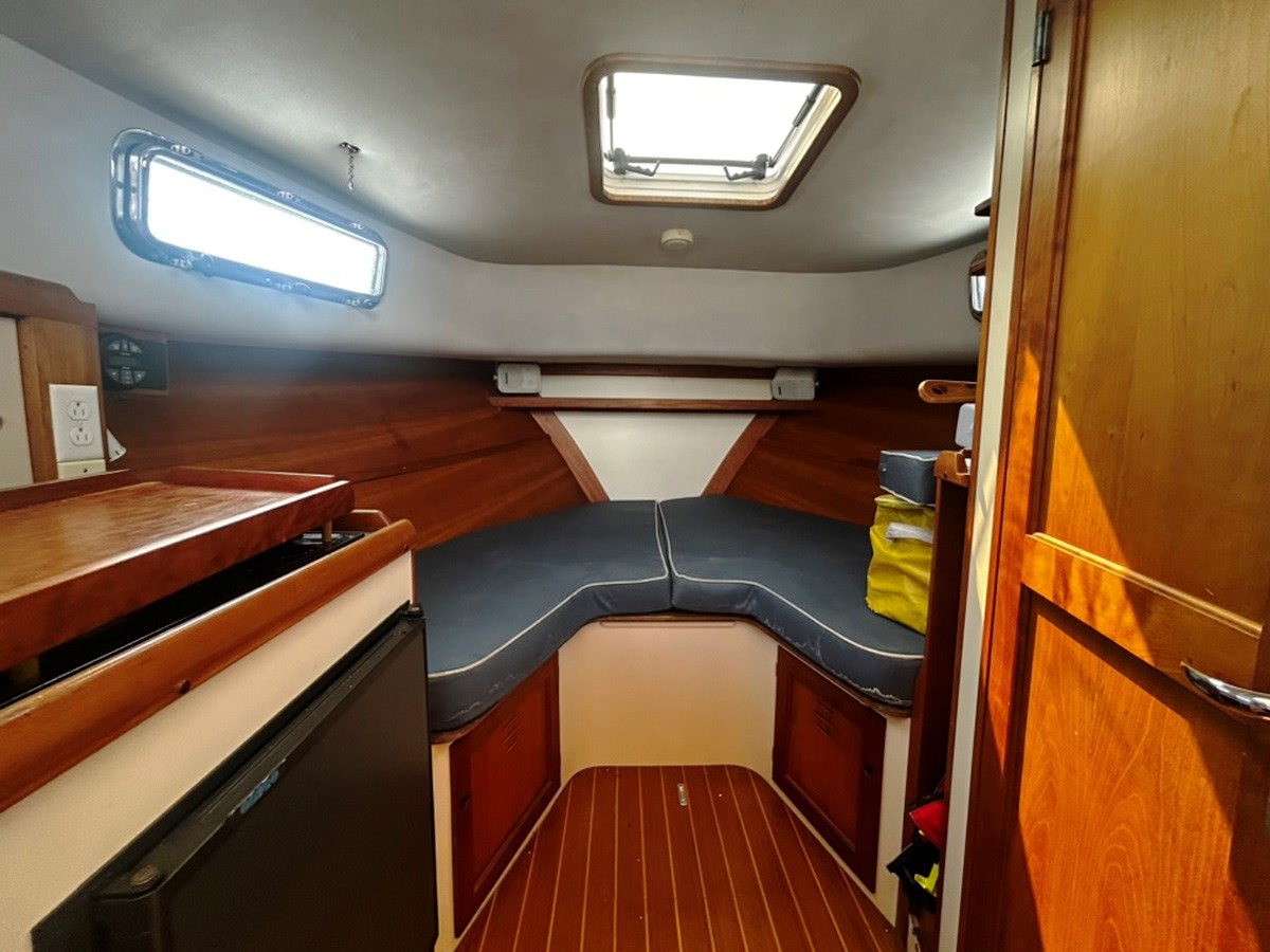 2000 Legacy 28, V-berth