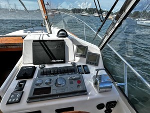 2000 Legacy 28, Helm Detail