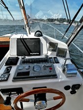 2000 Legacy 28, Helm Station