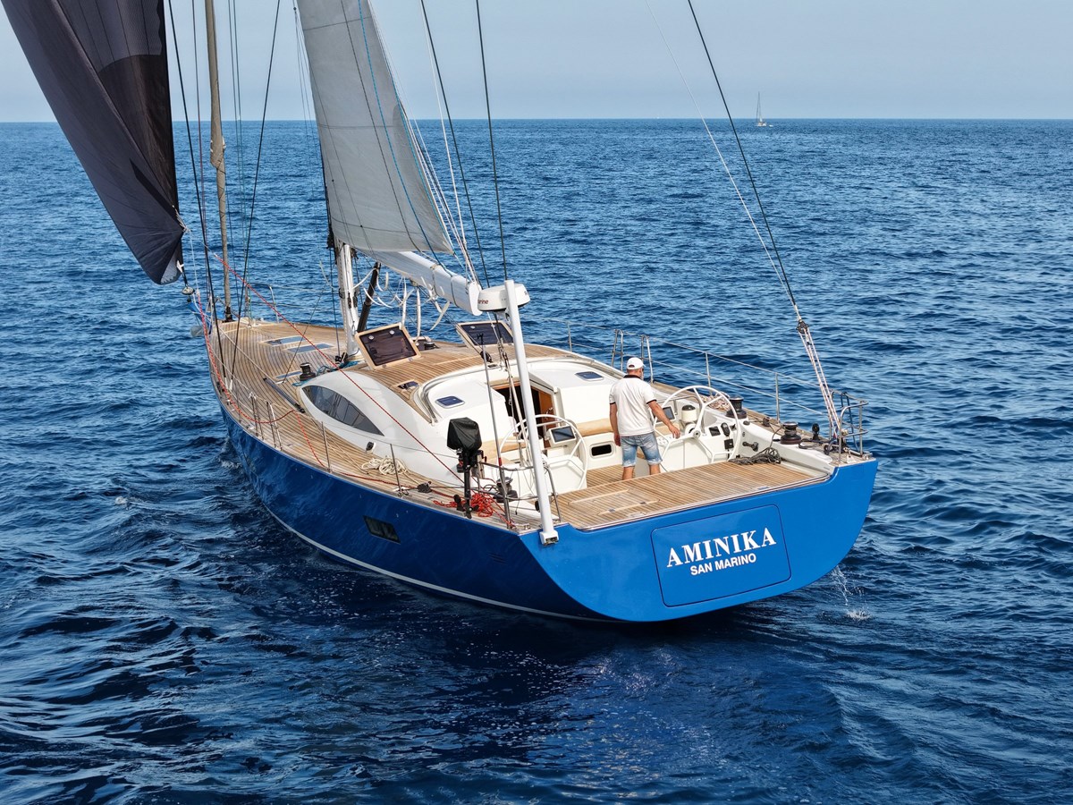 Aminika under sail, stern view