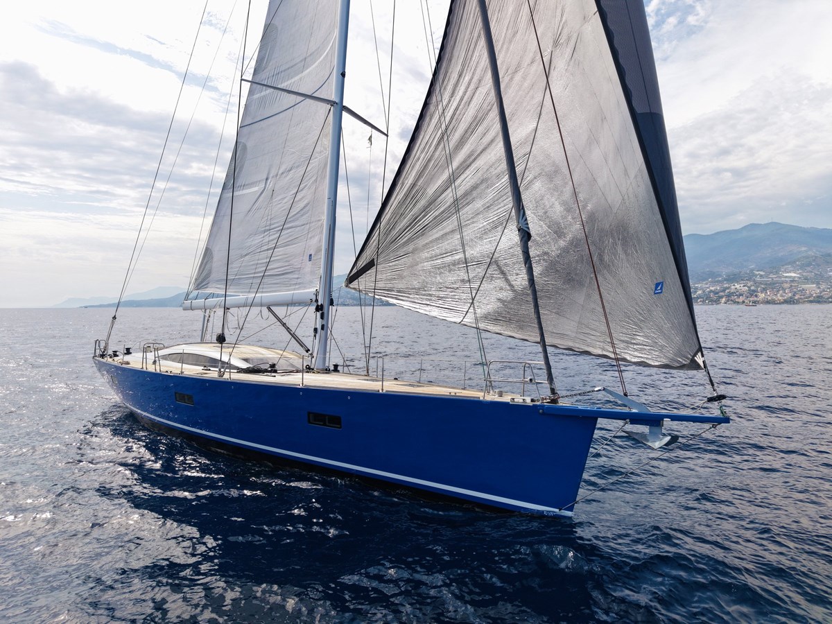 Bow quarter under sail
