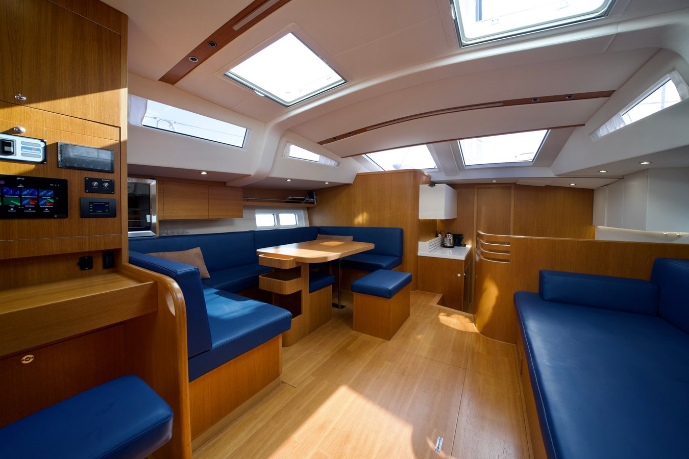 Saloon and dinette