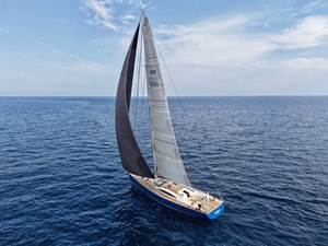 Aminika 4 Aerial view under sail