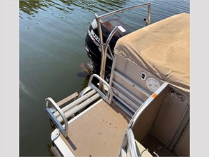 25' Southbay 2008 622CR 3 