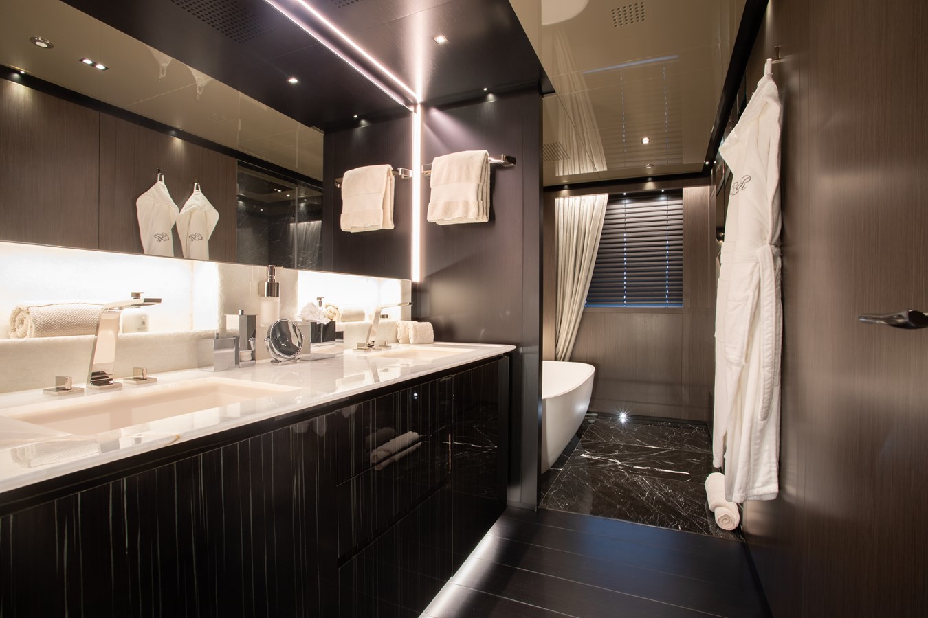 Main Deck VIP cabin bath
