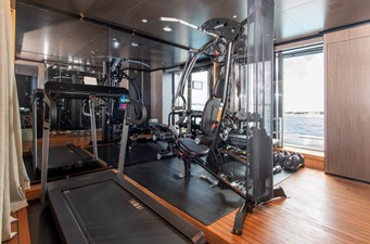 CASINO ROYALE 7 Gym with opening platform