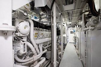 CASINO ROYALE 31 Engine room