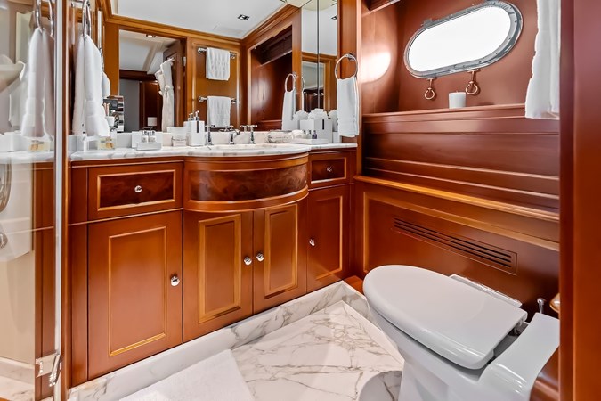 Port VIP Bathroom 2