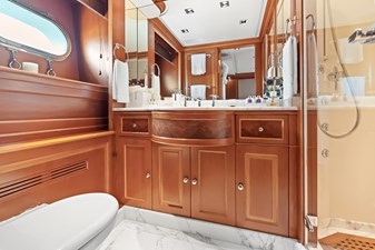 GOTTA GO 29 Starboard VIP Bathroom