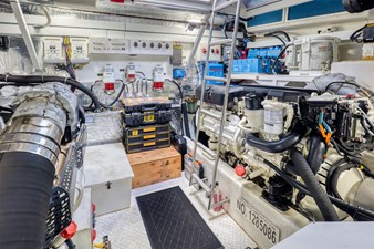 BLU WAVE 16 Engine Room