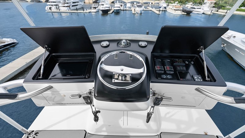 2016 Viking 92 Enclosed Bridge 
