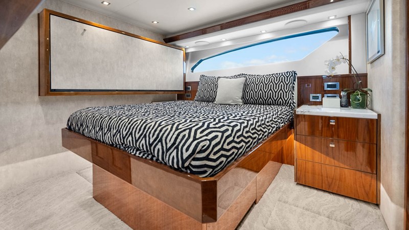 2016 Viking 92 Enclosed Bridge 
