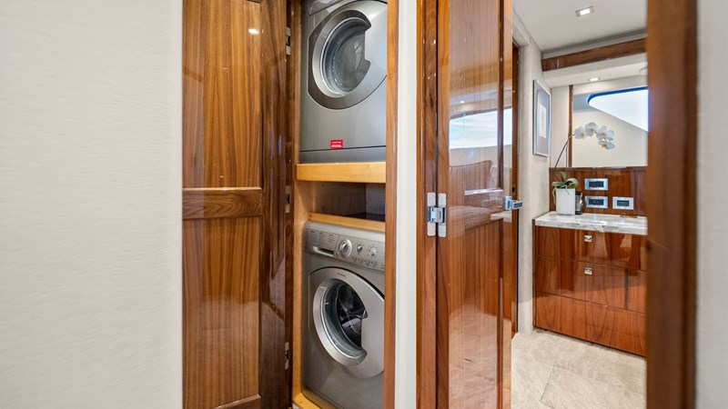2016 Viking 92 Enclosed Bridge 