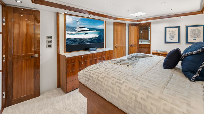 2016 Viking 92 Enclosed Bridge 