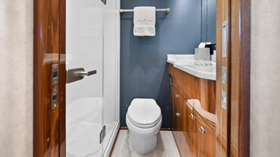 Double Barrel 39 2016 Viking 92 Enclosed Bridge 