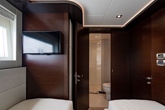M/Y 12 83 