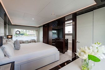 M/Y 12 104 