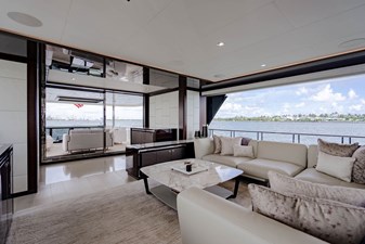 M/Y 12 122 