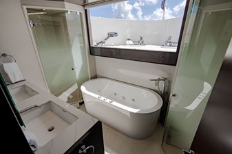 M/Y 12 129 