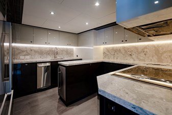 M/Y 12 138 