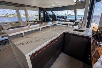 M/Y 12 185 