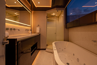 M/Y 12 221 