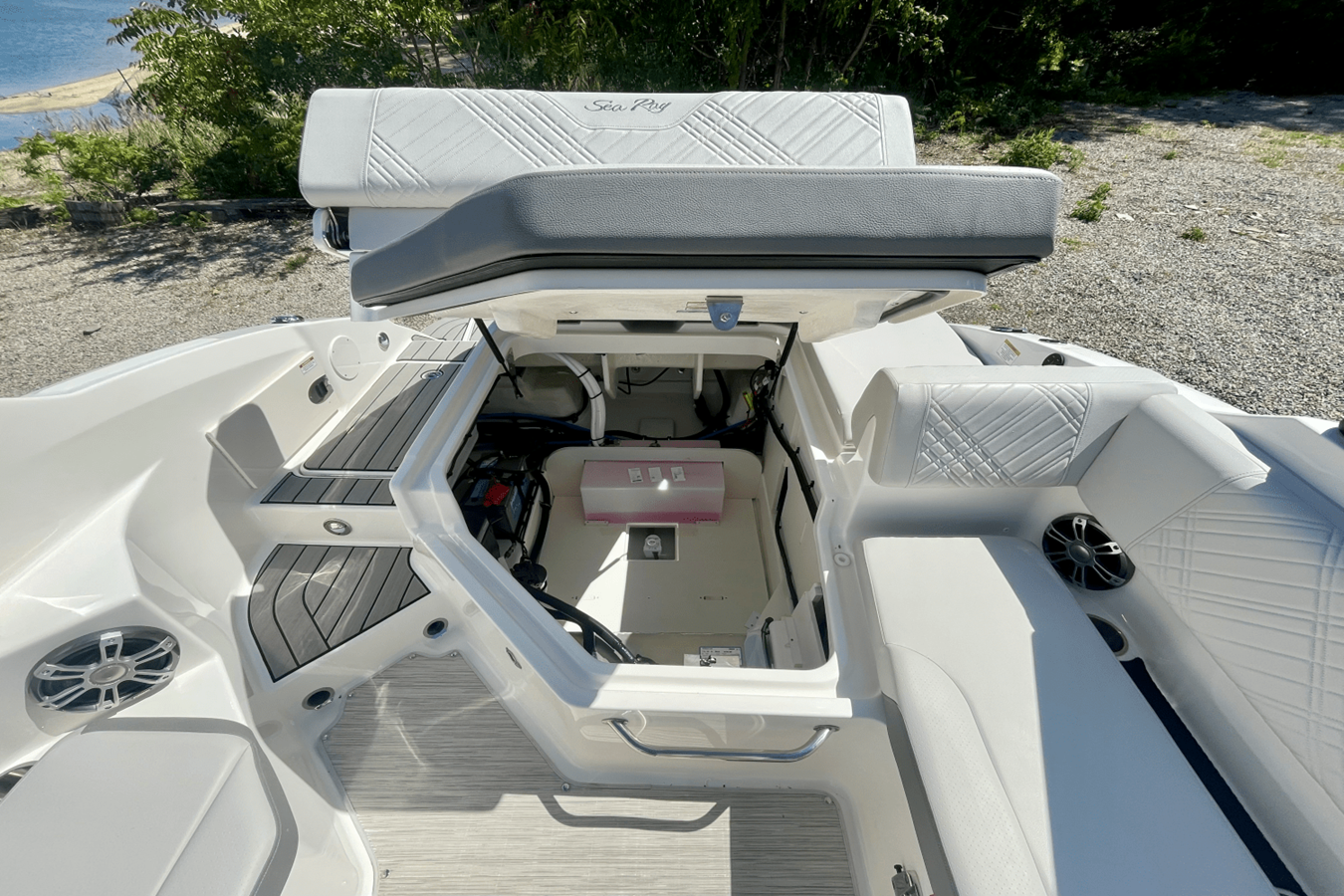 2026 Sea Ray SDX 250 Outboard 7