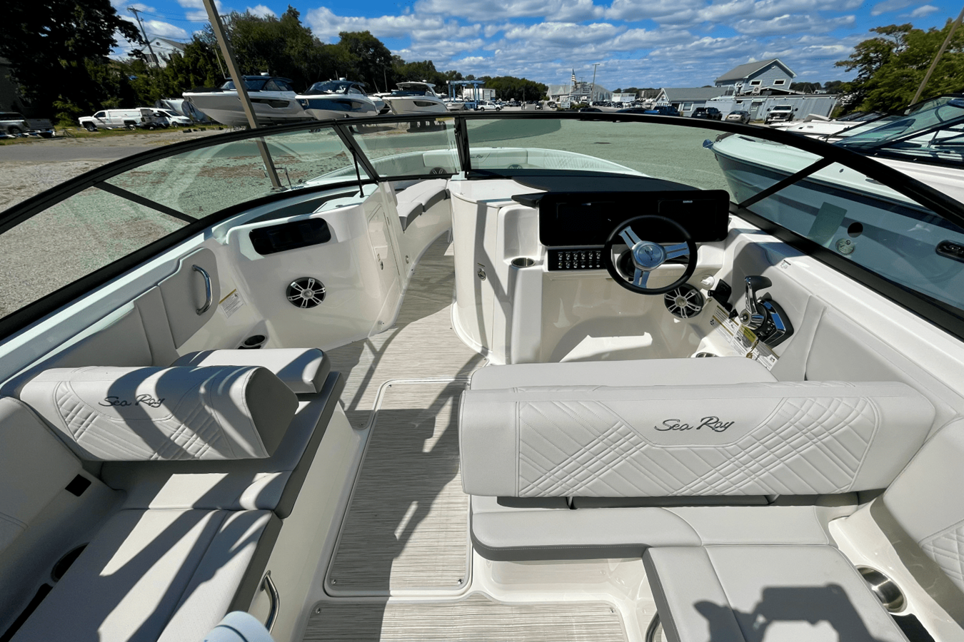 2026 Sea Ray SDX 250 Outboard 9