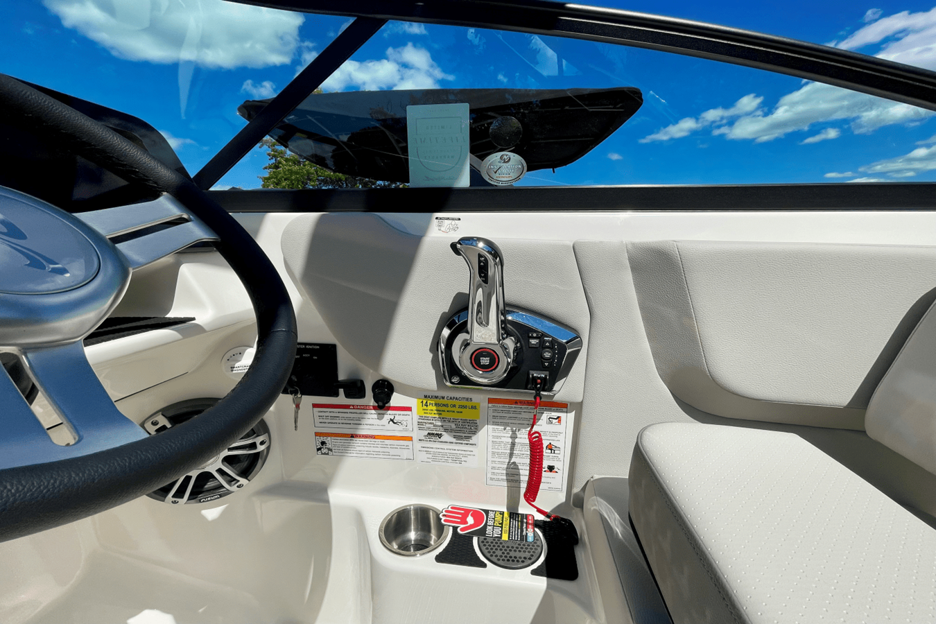 2026 Sea Ray SDX 250 Outboard 11