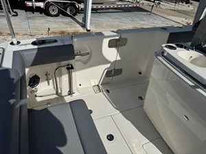 Boston Whaler 280 Outrage 8 2026 Boston Whaler 280 Outrage 9