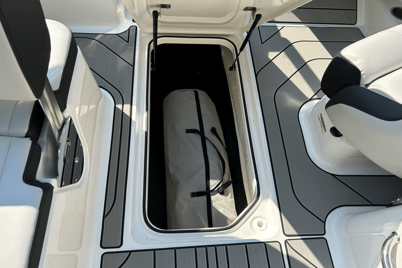 2025 Sea Ray SPX 210 Outboard 21