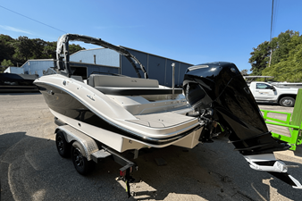 Sea Ray SPX 210 Outboard 5 2025 Sea Ray SPX 210 Outboard 6