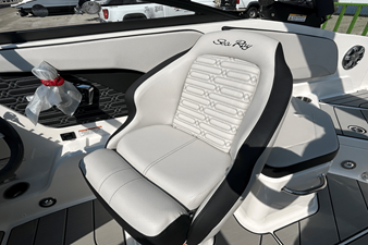 2025 Sea Ray SPX 210 Outboard 11