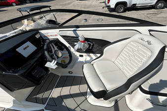 2025 Sea Ray SPX 210 Outboard 12