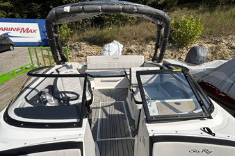 2025 Sea Ray SPX 210 Outboard 13