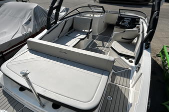 2025 Sea Ray SPX 210 Outboard 14