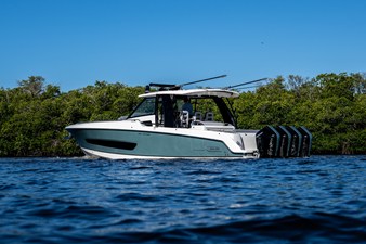 Boston Whaler 420 Outrage 1 2026 Boston Whaler 420 Outrage 2