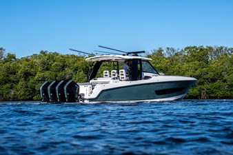 Boston Whaler 420 Outrage 3 2026 Boston Whaler 420 Outrage 4