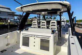 Boston Whaler 420 Outrage 5 2026 Boston Whaler 420 Outrage 6