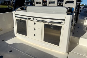 Boston Whaler 420 Outrage 7 2026 Boston Whaler 420 Outrage 8