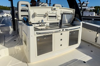 Boston Whaler 420 Outrage 8 2026 Boston Whaler 420 Outrage 9