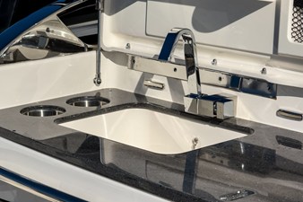 Boston Whaler 420 Outrage 10 2026 Boston Whaler 420 Outrage 11