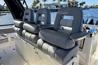 Boston Whaler 420 Outrage 12 2026 Boston Whaler 420 Outrage 13