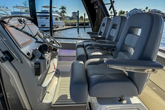 Boston Whaler 420 Outrage 13 2026 Boston Whaler 420 Outrage 14