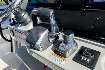 Boston Whaler 420 Outrage 16 2026 Boston Whaler 420 Outrage 17