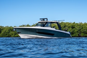 Boston Whaler 420 Outrage 41 2026 Boston Whaler 420 Outrage 42